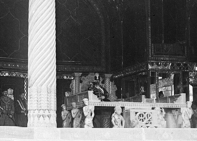 ناصرالدینشاه نشسته بر تختمرمر درحال تماشای صف سلام فقط قلیان نبود؛ خاطرههای جالب «ناصرالدینشاه» از همزمانی نوروز و ماه رمضان