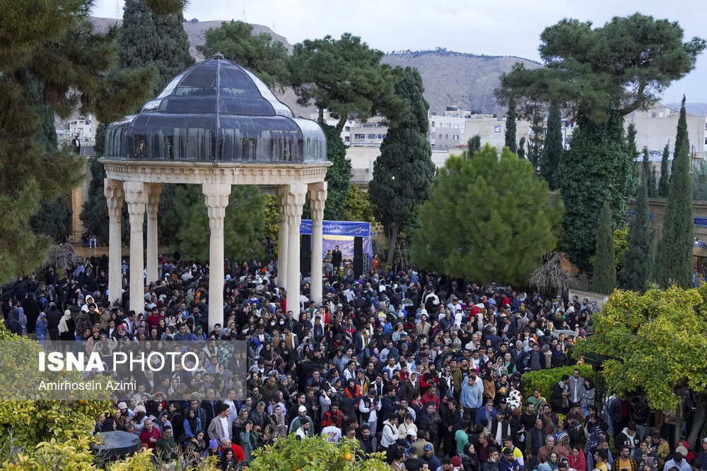 حافظ راه زیست و عشق مینماید