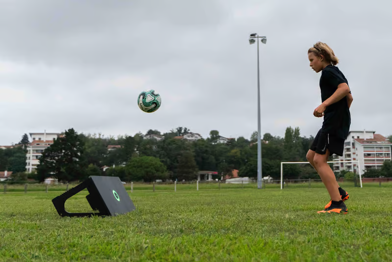 بهبود دقت ضربات در فوتبال با کمک یک مربی هوشمند