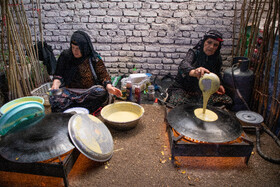 پخت و پز غذای محلی در محیط بیرونی قلعه فلک الافلاک خرم‌آباد - لرستان