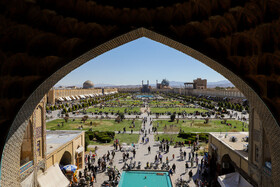 مسافران نوروزی در میدان نقش جهان اصفهان