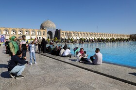 مسافران نوروزی در میدان نقش جهان اصفهان