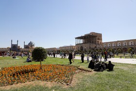 مسافران نوروزی در میدان نقش جهان اصفهان