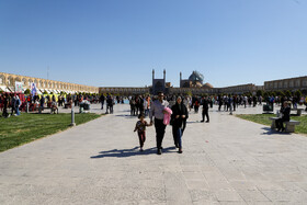 مسافران نوروزی در میدان نقش جهان اصفهان
