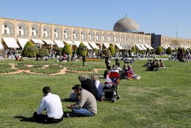 مسافران نوروزی در میدان نقش جهان اصفهان