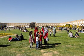 مسافران نوروزی در میدان نقش جهان اصفهان