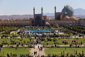 مسافران نوروزی در میدان نقش جهان اصفهان