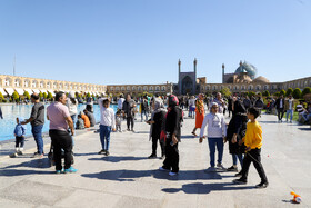 مسافران نوروزی در میدان نقش جهان اصفهان