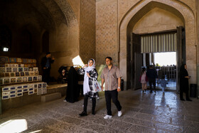 مسافران نوروزی در میدان نقش جهان اصفهان