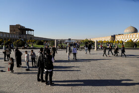 مسافران نوروزی در میدان نقش جهان اصفهان