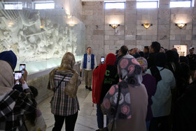 یکی از راهنمایان گردشگری در حال توصیف اشعار مربوط به دنیا آمدن رستم است.