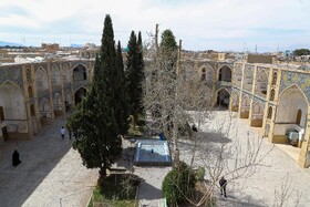 مدرسه علمیه جده بزرگ که مربوط به دوران صفوی و به دستور حوری نام خانم، جدهٔ کوچک شاه عباس دوم ساخته شده است.