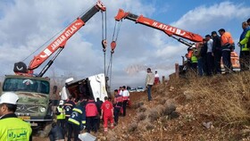 خواب آلودگی راننده علت واژگونی اتوبوس جاده مرودشت ـ پاسارگاد بود