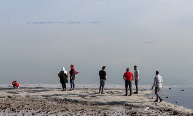 دریاچهای فیروزهای در ارومیه که قرمز میشود