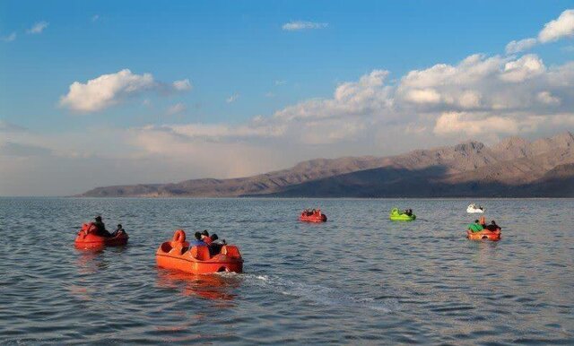 دریاچه‌ای فیروزه‌ای در ارومیه که قرمز می‌شود
