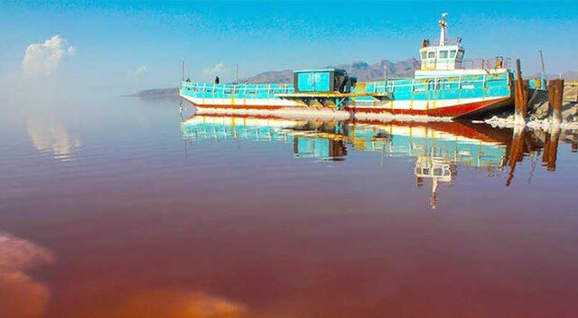 دریاچه‌ای فیروزه‌ای در ارومیه که قرمز می‌شود