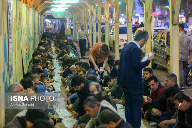 عکس تزئینی است ۳۰۰ هزار روزهدار پای سفرههای طرح «افطاری ساده»