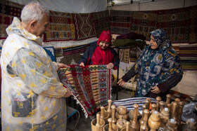 فروش صانیع دستی به مسافران نوروزی در منطقه گردشگری عباس آباد بهشهر
