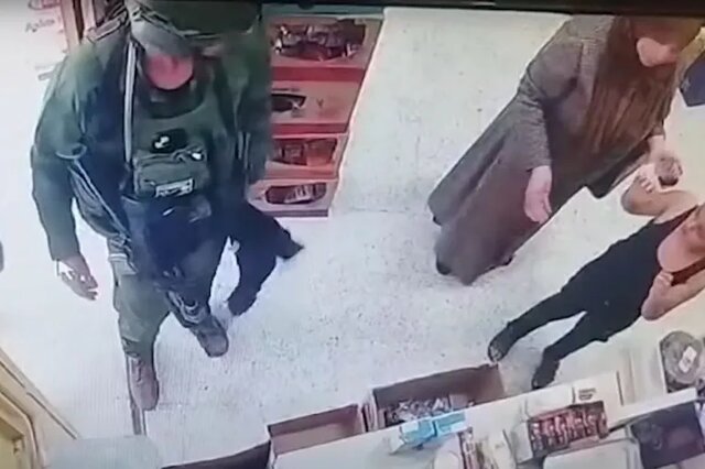 سربازان اشغالگر کودکی در الخلیل را مجبور کردند لباسهایش را درآورد سربازان اشغالگر کودکی در الخلیل را مجبور کردند لباسهایش را درآورد