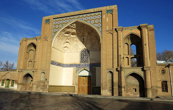 سردر عالیقاپو در قزوین درباره دولتخانه صفوی قزوین بیشتر بدانید