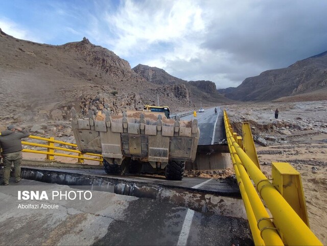 محور کنجکوه به مهریز بهدلیل شکستن پل مسدود شد