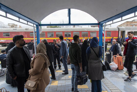 مسافران قطار در ایستگاه ساری