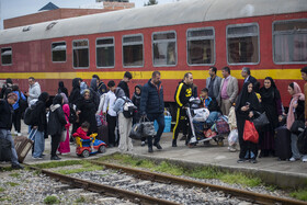 مسافران قطار در ایستگاه ساری