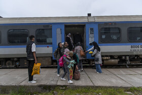 مسافران قطار در ایستگاه قائمشهر