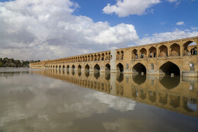 حضور مسافران نوروزی در پل تاریخی سی‌و‎سه پل