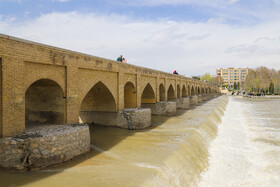 حضور مسافران نوروزی در پل تاریخی مارنان