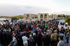 حضور مسافران نوروزی در پل تاریخی خواجو