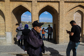 حضور مسافران نوروزی در پل تاریخی سی‌و‎سه پل