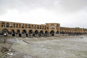 حضور مسافران نوروزی در پل تاریخی خواجو