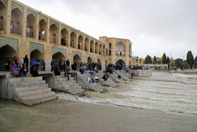 حضور مسافران نوروزی در پل تاریخی خواجو