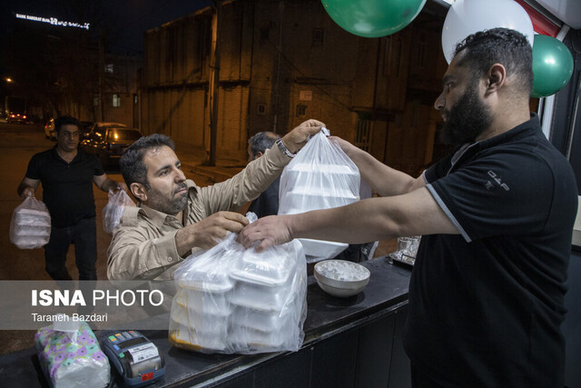 عکس آرشیوی است. آمادهباش کمیته امداد برای خدمترسانی به نیازمندان در ماه رمضان
