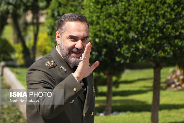 وزیر دفاع: ورود به عرصه هواپیمای مسافربری را دنبال می‌کنیم