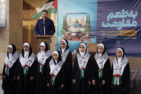 اجرای سرود در مراسم پخت و توزیع غذای فلسطینی مقلوبه