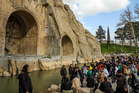 گردشگران نوروزی در محوطه باستانی طاق بستان - کرمانشاه