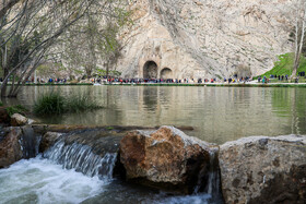 گردشگران نوروزی در محوطه باستانی طاق بستان - کرمانشاه