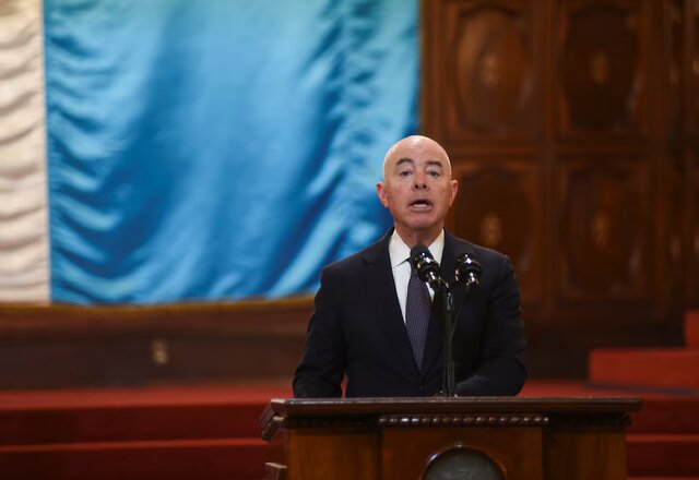 آلخاندرو مایورکاس وزیر امنیت داخلی آمریکا وزیر امنیت داخلی بایدن استیضاح میشود