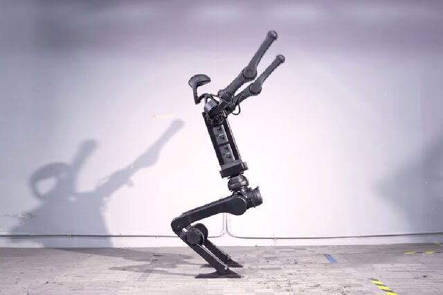 پشتک زدن ربات انسان‌نمای چین را ببینید