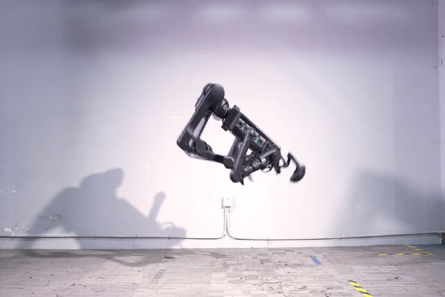 62973554 - پشتک زدن ربات انسان‌نمای چین را ببینید
