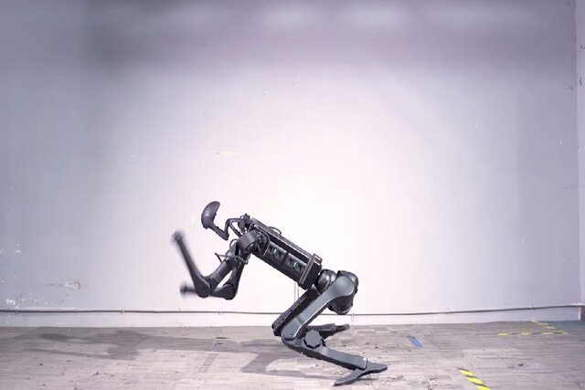 پشتک زدن ربات انساننمای چین را ببینید