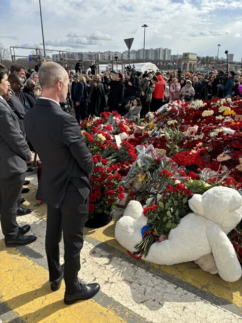 ادای احترام دیپلماتها در مسکو به قربانیان حمله تروریستی کروکوس