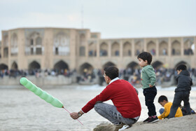 گردشگران نوروزی در کنار پل خواجو