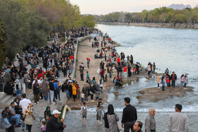 گردشگران نوروزی در کنار پل خواجو