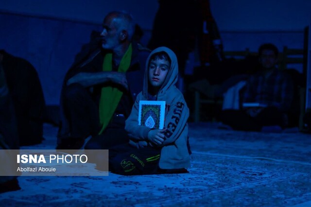 زمزمههای ناب بندگی مردم مهریز در آخرین شب قدر