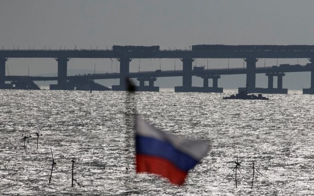 گاردین: اوکراین برای سومین بار به پل کریمه حمله میکند