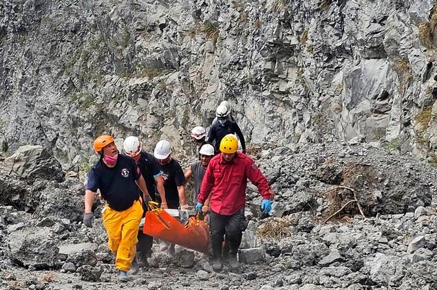 عکس: آسوشیتدپرس شوک و اندوه در مناطق زلزلهزده تایوان؛ صدها نفر هنوز گرفتارند