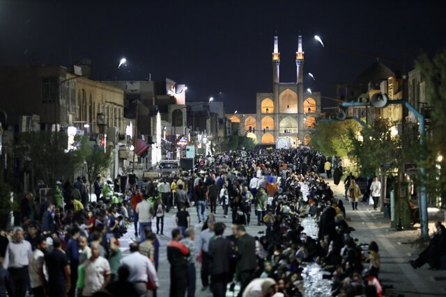 بزرگترین سفره افطاری تاریخ یزد از حسینیه تا حسینیه پهن شد